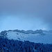 früh am Morgen: auf der Pilatuskette zeigt sich die Sonne aber auch heftige Schneefahnen, die auf eine unangenehme Bise schließen lassen