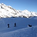 <b>Qualche sciescursionista qui lascia la traccia e piega a sinistra, in direzione del Pizzo Grandinagia (2774 m), una cima per sciatori esperti (PD).</b>
