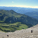 Über Schutt und Geröll gehts in Serpentinen hoch zum Schwarzen Sattel (2.662m). Am Horizont die Albulaalpen mit Piz Kesch und die Berninagruppe.