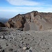 mächtige Felsen säumen den Krater