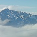 Zoom: Die Benediktenwand entragt dem Nebelmeer.