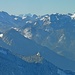 Zoom zur Zugspitze; links Rotwand und Hochmiesing, rechts der Wendelstein.
