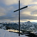 Das vorgelagerte Gipfelkreuz des Gulmen