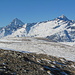 Bietsch- und Aletschhorn ragen über die vorgelagerten Gipfel und Grate
