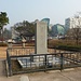 hier wurde eine Steintafel errichtet, um die Geister der Opfer von "Eulmi Sabyeon" zu besänftigen. 1895 wurde die Kaiserin Myeongseong ermordert und viele Palast-Soldaten wurden von japanischen Soldaten umgebracht. Die Steintafel wurde ca. 1900 errichtet.