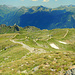 Der bisherige Aufstiegsweg. Am Horizont das Lechquellengebirge mit Roter Wand, Braunarlspitze und Spuller Schafberg.
