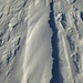 Der Wind bläst ständig feinen Schnee in die Spur