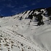 Aufstieg links durch das Tal, Abstieg rechts; In der rechten Flanke hat es genug Schnee für eine rassige Skiabfahrt
