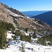 Nach einem kurzen Abstieg hinunter auf etwa 1800 m geht es dann angenehm schneefrei über die Prati di Monte hinüber zur Wiesenkuppe der Montisello.