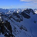 Aussicht vom Gemsstock (2961m) nach Südwesten über den langen Grat vom Gemsstock mit Sankt Annahorn (2937m) und dem höheren Chastelhorn (2973,1m) am Gratende. Links am Horizont über dem Sankt Annahorn grüsst der Basòdino (3272,4m).
