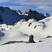 Ein einsames Steinmännchen steht in der zauberhaften Winterkulisse des Gotthardmassivs.