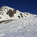 Der Rotstock Haupt- oder Südgipfel (2934m) liesse sich einfach von der Guspislücke (2833m) rechts auf dem Foto besteigen. Zur Zeit hat der Berg allerdings zu wenig Schnee für eine sinnvolle Skiabfahrt.