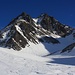 Langsam näherten wir uns dem Pizzo Centale (2999,3m) aus Westen. Die schöne Berggestalt ist einfacher zu besteigen als es auf dem Foto den Anschein hat.<br /><br />Man steigt mit Ski bis unter den Guspissattel (2888m) rechts auf dem Foto. Zu Fuss gelangt man anschliessend durch das schneegefüllte Couloir in den Sattel und über den Südwestgrat auf der Alpinwanderroute auf den Gipfel.