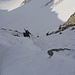 Mit oder ohne Ski, je nach der weiteren Routenplanung, stiegen mit uns zahlreiche Skibergsteiger das bis zu 45° steile Couloir zum Guspissattel (2888m) hoch.