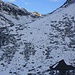 Sicht von der Gotthard-Passstrasse zurück ins Guspistal. Wegen der geringen Schneemenge war die Abfahrt am Talausgang kein Vergnügen. Dank Vorsicht blieben zum Glück unsere Ski von gröberen Kratzer verschont.