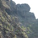 La Hendedura im Blick. In die Scharte links des markanten Felskopfes verläuft der Weg; die gewaltigen Trockenmauern sind schon auszumachen.
