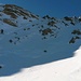 Oben ist die plattige, mit einer dünnen Schicht Schnee überzogene Schlüsselstelle, zur Cantone di Strem
