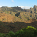 Der Weg vom Cruz de Hilda (linker Bildrand) zur Montaña de la Fortaleza (rechts) im Überblick