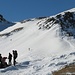 la traccia seguita è quella fatta dagli sci alpinisti: nella foto uno porta a spalla gli sci