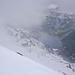 Tiefblick auf den Engstlensee (1850m) vom obersten Teil der Reissend Nollen Nordwand (Gipfelfirnflanke) während dem Abstieg.