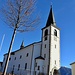 imposant, die Kirche im Dorf oben