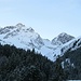 Blick zum Schöneberg und Hörnle. Die  Ruchwanne dazwischen wird auch mit Skiern befahren. Auf Hikr noch nicht dokumentiert, aber im [http://bergtour.ch/gipfelbuch/detail2/id/46510 Gipfelbuch]