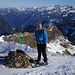 Gipfelsteinmann und Gipfelmann [u CampoTencia] auf dem Chaiserstuel, gleich dahinter der Oberalpergrat und das Grosstal