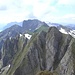 Gipfelfoto zum "Dessert" Chli Fulfirst rüber; dahinter der Gamsberg (2384,8m).