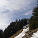 Fußaufstieg am Gipfelgrat zum offensichtlichen Jägerdenkmal.