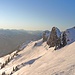 29.12.2008: Blick vom Anstieg zum Rotwand-Gipfel nach Westen. Links der Bildmitte die Zugspitze.