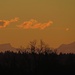 Leuchtende Wolken und Berge am Horizont bei Sonnenuntergang<br /><br />Nubi e monti luccicanti all`orizzonte al tramonto