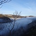 malerisch hält sich der Nebel in den Gorges de Moutier, während erste Sonnenstrahlen die Höhenzüge erreichen