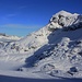 Bei Murtèl (2699m) präsentierte sich der Piz Surlej (3188,4m) noch einmal von seiner schönsten Seite. Um ihn zu besteigen, begann ich die Tour mit einer Pistenabfahrt hinunter in die Wolken zur Skistation Margun Vegl (2404m). 