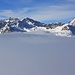 Foto bei der Bergstation Giand' Alva (2646m): Piz Lagrev (3164,5m) und Piz Polaschin (3013m) über der Wolkendecke - man könnte meinen, dass die Berge viel grösser sind als "nur kleine" Dreitausender.