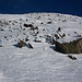 Der etwa 140m hohe Gipfelhang vom war der mühsamste Teil der Besteigung da ich oft tiefen Schnee antraf. Immerhin konnte ich manchmal von Stein zu Stein hüpfen oder fand für einige Meter harter Trittschnee. Die Gipfelstange des Piz Surlej (3188,4m) lässt sich ganz weit oben erkennen.