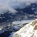 Für kurze Zeit riss die Wolkendecke auf und ich konnte vom Piz Surlej (3188,4m) hinunter nach Sankt Moritz / San Murezzan (1833m) sehen. Der Ort liegt am gefrorenen Lej da San Murezzan (1768m), auf Deutsch Sankt Moritzersee.
