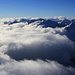 Gegen Westen verhüllten die Wolken immer mehr die Berggipfel als ich auf dem Piz Surlej (3188,4m) stand. In der Mitte ist der Piz Lagrev (3164,5m), rechts am Horizont steht der Piz Platta (3392m).