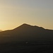 Montana de Tahiche im charakteristischen gelben Abendlicht auf Lanzarote
