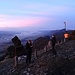 Blick gegen Westen; das Windrad (direkt vor der Hasenmatt) dreht sich rasend schnell - wohl gegen 60 km|h werden es gewesen sein ...
auch Janina und Priska haben Fotos geschossen und geniessen die aussergewöhnliche Stimmung