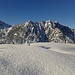 Gipfelkreuz der Lohnspitze im Schnee mit Hohen Köpfen im Hintergrund.