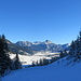 Das letzte Stück kann man über die blaue Abfahrstpiste ins Tal abfahrn - die Ski danken es bei der derzeit mickrigen Schneedecke