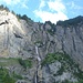 entlangdes Wasserfalls führt der Klettersteig senkrecht hoch