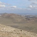 in der Mitte die Montana de Zonzamas, ein total vermüllter und stinkender Hügel-DIE Schande von Lanzarote