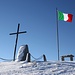 <b>Pizzo della Croce o Monte Crocione (1491 m).<br />Sventola una bandiera tricolore che dà il giusto tocco cromatico. </b>