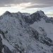 Blick von der Alpspitze zum Jubiläumsgrat inklusive der Zugspitze (leider hatte sich inzwischen ein Wolkenfeld vor die Sonne geschoben)