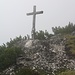 Gamsegg Gipfel 1717m, mit Kreuz und Buch.