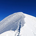 Auf dem Gipfelgrat wechselte die Spur etwas ausgesetzt auf die andere Bergflanke - die übliche Skispur führt wohl aber eher auf dem rechten Grat zum Gipfel
