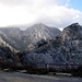 Blick hinueber nach Marokko. Der Doppelgipfelige Jebel Moussa (842m) huellt sich in Wolken. Er gilt als die suedliche "Saeule des Herakles". Die noerdliche Saeule ist der Felsen von Gibraltar. Fuer die alten Griechen endete hier die Welt. 