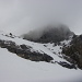 Die Südflanke des Chammliberg. Man steigt mit Ski bis unterhalb des Felsriegels auf und überwindet diesen an seiner Schwachstelle rechts der Bildmitte, wo der Schnee noch fast durchgehend ist.