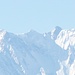 <b>Zoomata sulla Capanna Regina Margherita (4554 m), il rifugio più alto d'Europa (a sinistra).<br /><br /><img src="http://f.hikr.org/files/1326814k.jpg" /></b>